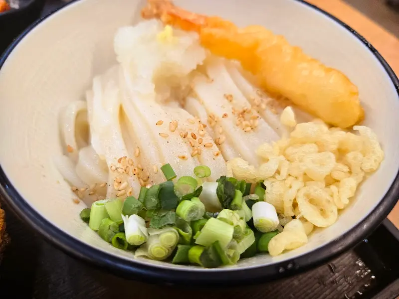 붓카케 우동 위에 올려진 튀김