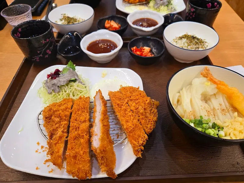 깔끔하게 차려진 정식 한 상