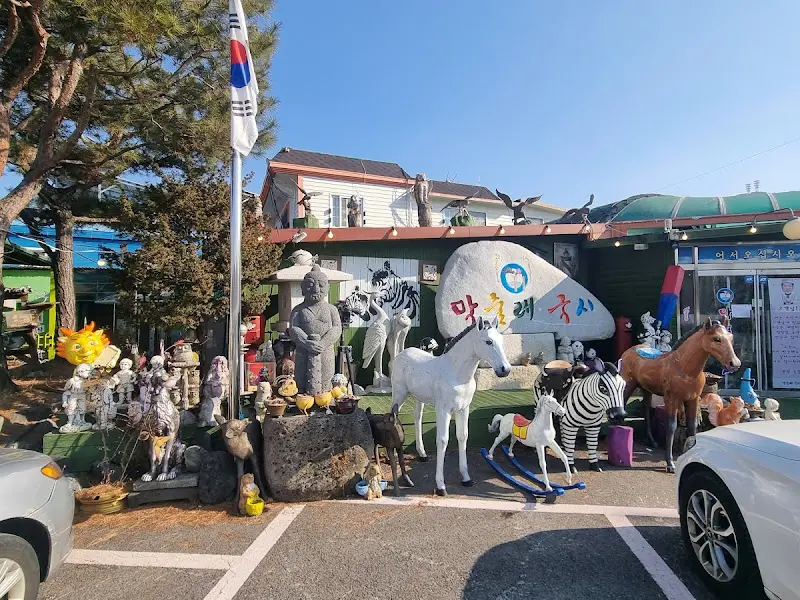 막줄래국시 외부 조형물
