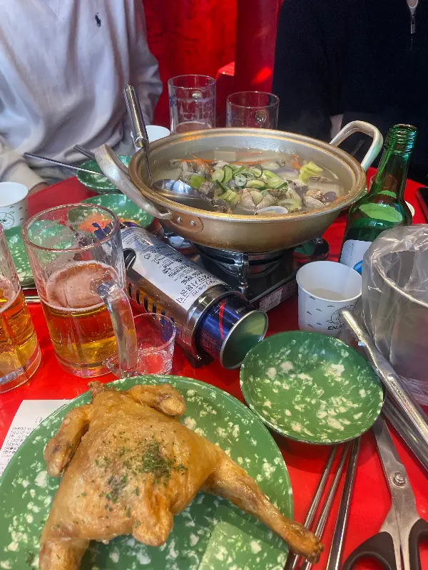 테이블 위에는 닭볶음탕이 놓여 있었다. 닭고기는 푹 익어 부드러워 보였고, 국물은 매콤해 보였다. 닭볶음탕 옆에는 맥주와 소주가 놓여 있었다.