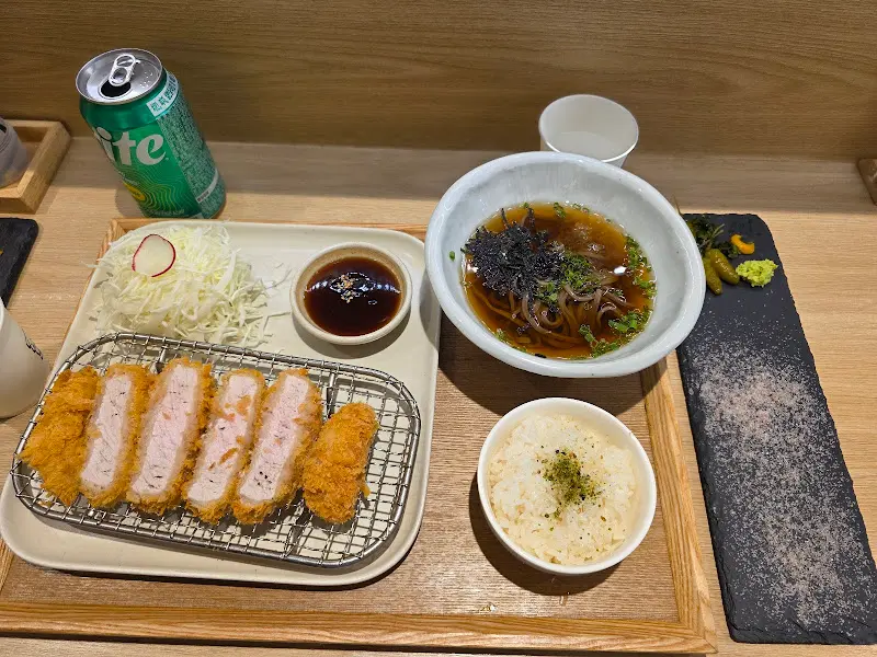 돈까스 정식 한 상 차림