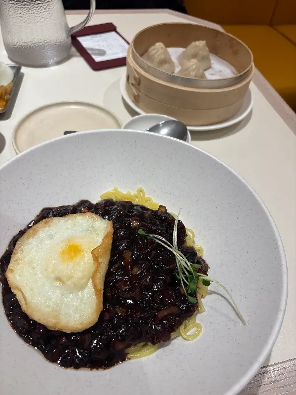 육즙 가득한 소룡포와 짜장면