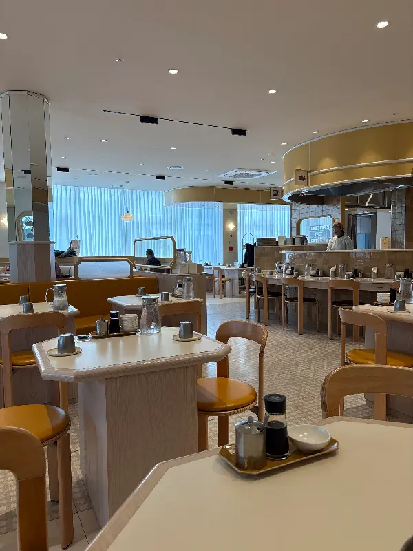 밝고 쾌적한 차이 딤섬앤누들바의 내부