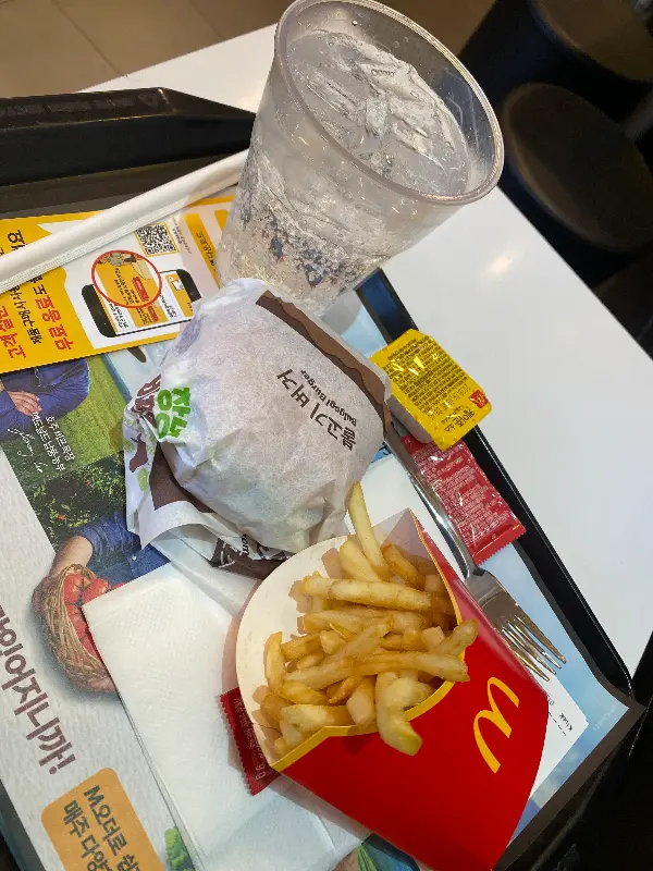 깔끔하게 비워진 쟁반