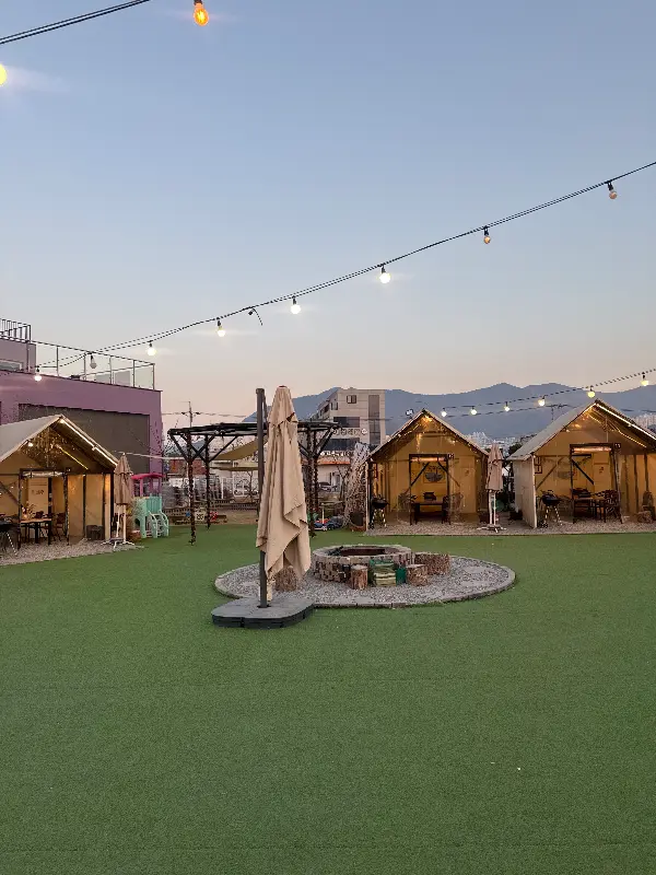 텐트와 캠프파이어가 있는 야외 전경