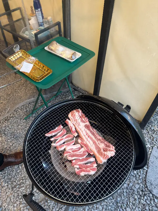 숯불 위에 올려진 삼겹살