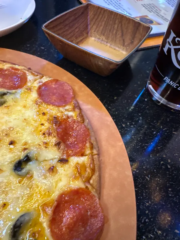 페퍼로니 피자와 맥주