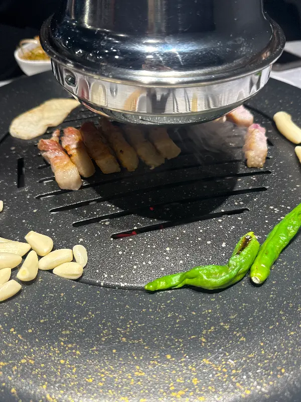 불판 위에서 맛있게 구워지고 있는 고기