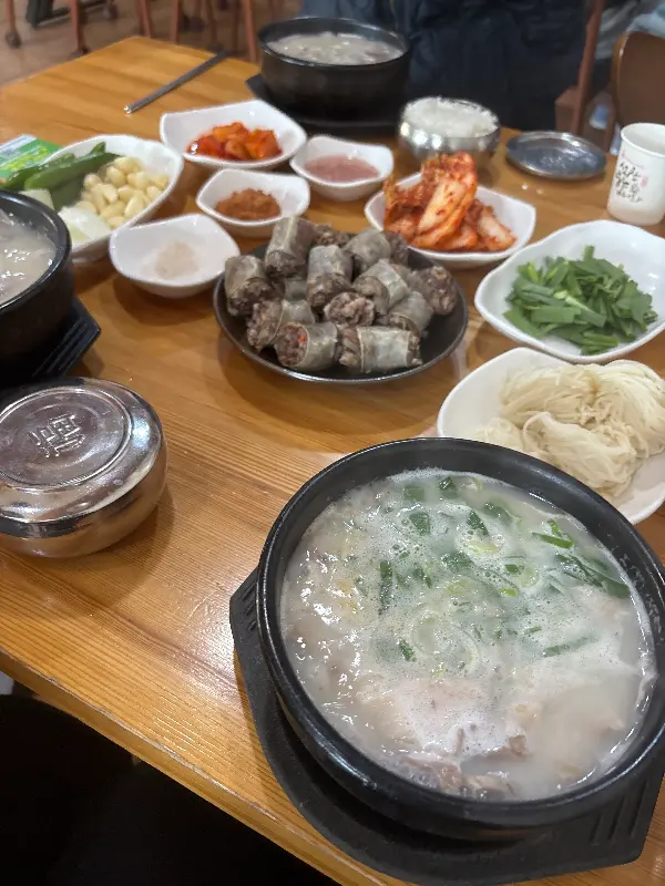 돼지국밥, 순대, 막국수 등 다양한 메뉴