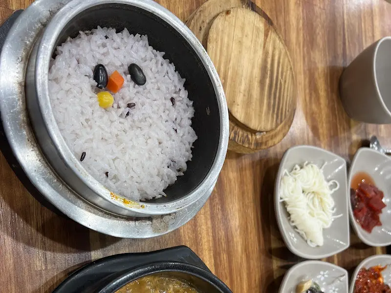 윤기가 흐르는 갓 지은 돌솥밥