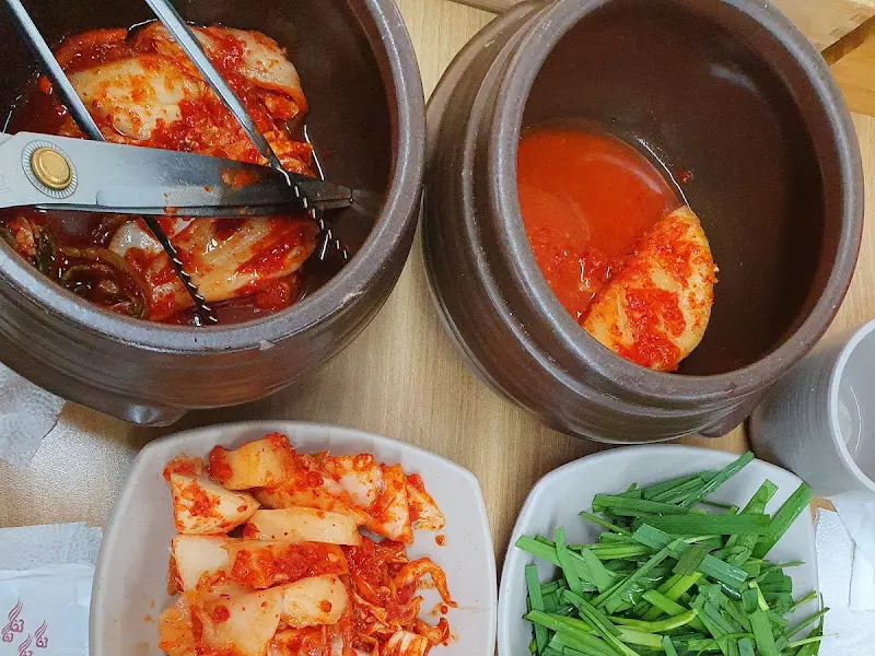 잘 익은 김치를 곁들여 먹는 추어탕