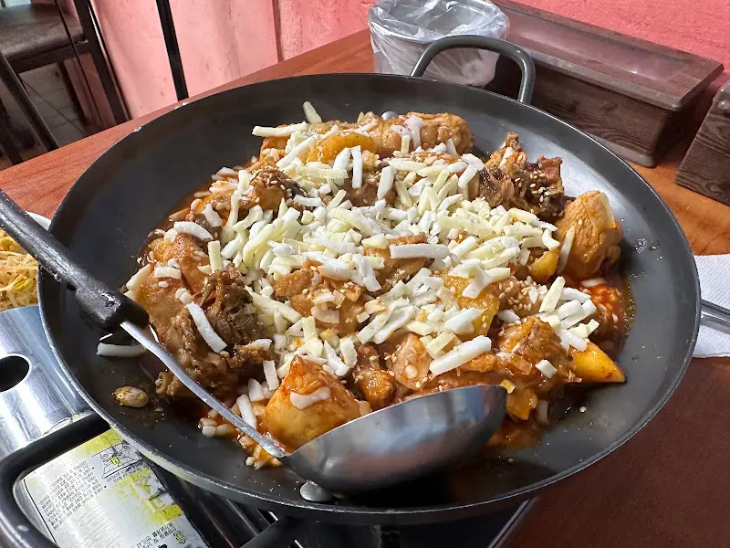 치즈가 듬뿍 뿌려진 닭도리탕