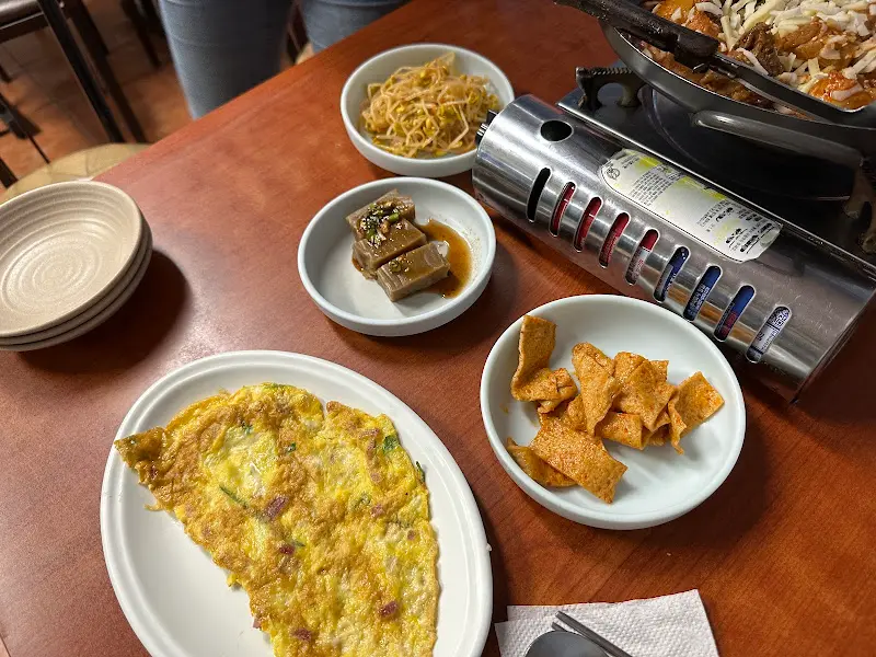 닭도리탕과 함께 차려진 푸짐한 한 상