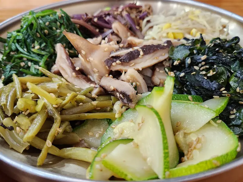 싱싱한 나물들로 가득한 비빔밥 재료