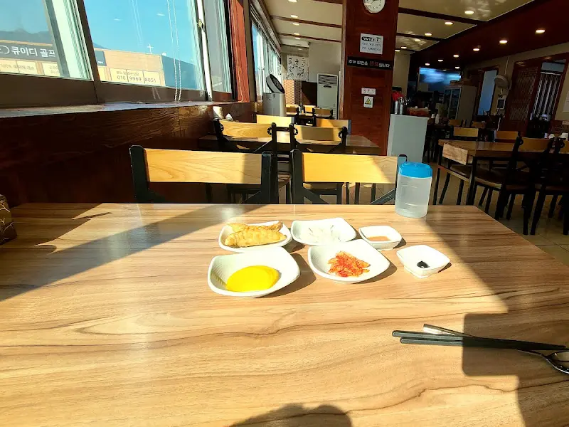 기본 반찬과 군만두