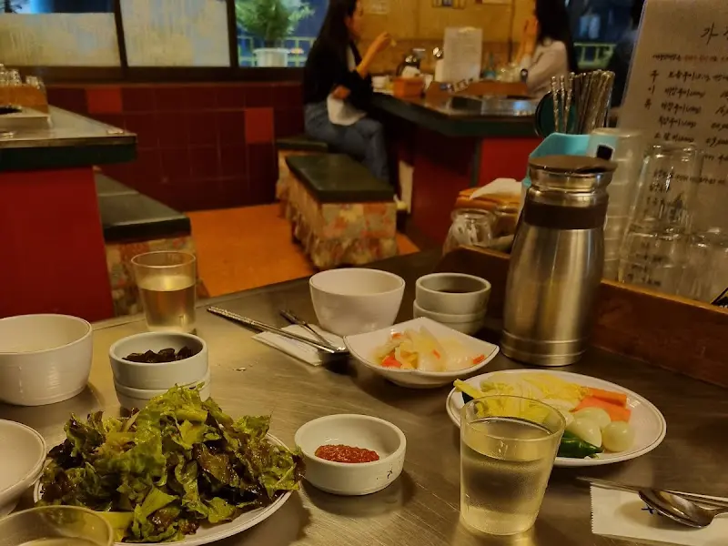 정갈하게 차려진 세광양대창의 기본 반찬