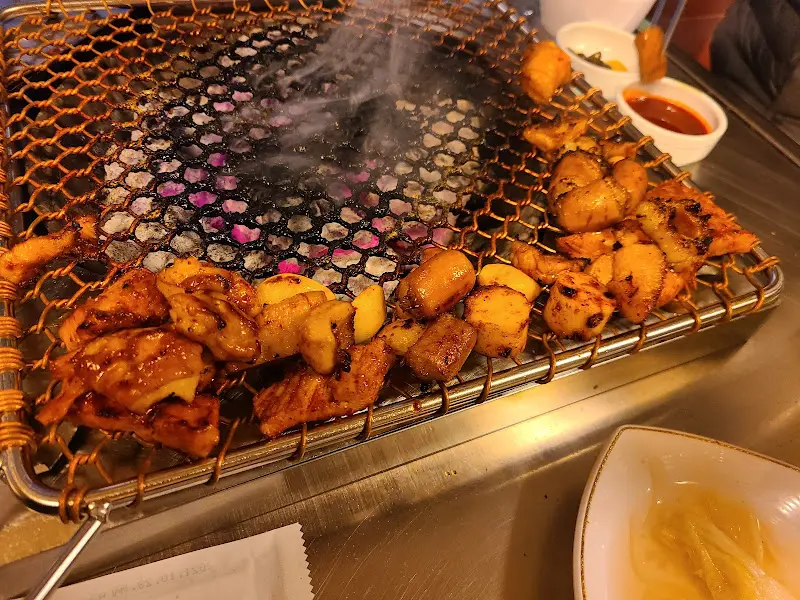 숯불 위에서 윤기 흐르는 대창