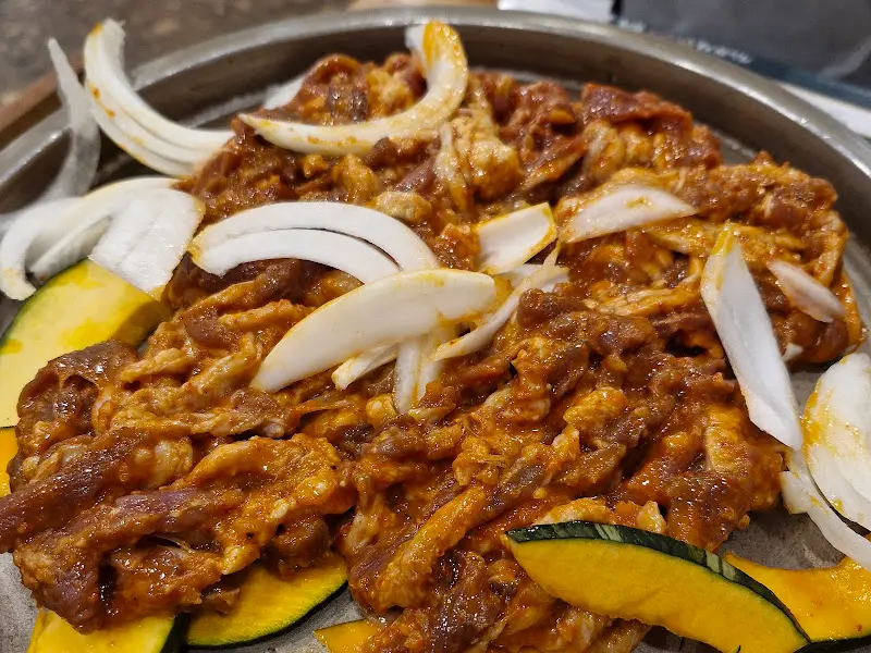 불판에 올려진 오리불고기