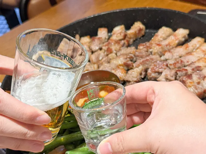 술잔을 기울이는 모습