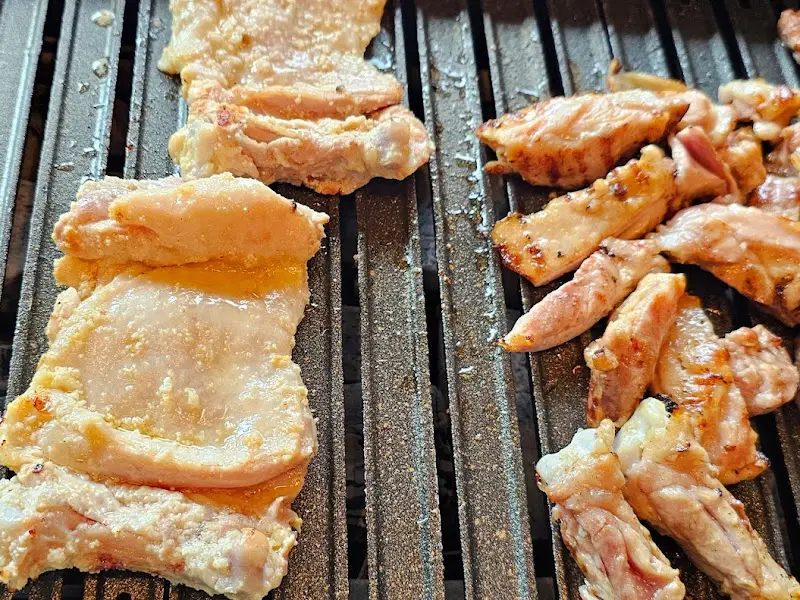 숯불 위에서 맛있게 익어가는 닭갈비