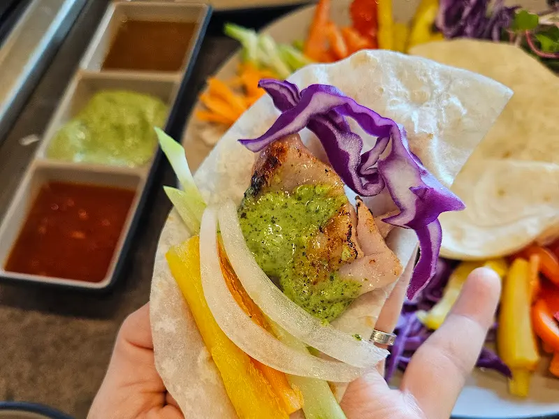 밀쌈에 싸 먹는 모습