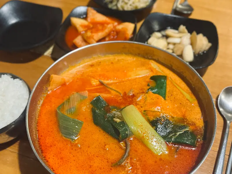 수라전통육개장의 전통 육개장과 밥