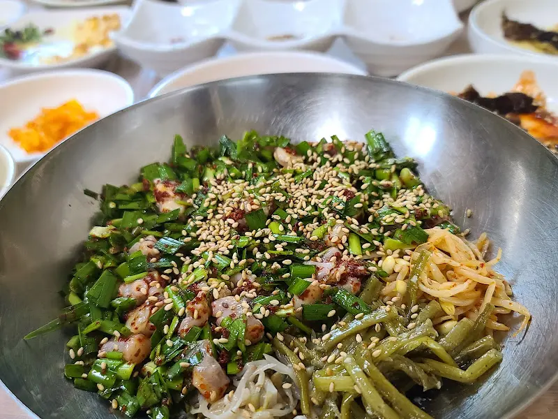 신선한 채소가 듬뿍 들어간 낙지비빔밥