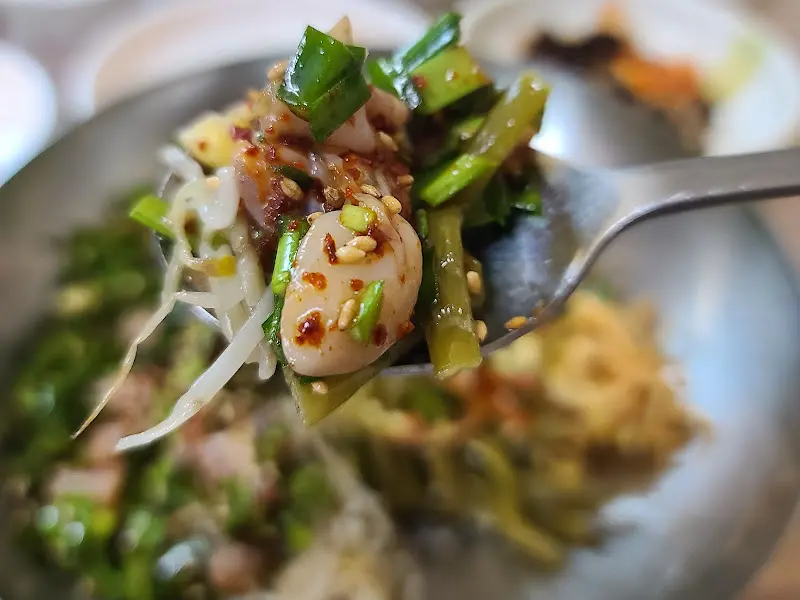 낙지 비빔밥을 한 숟가락 크게 떠올린 모습