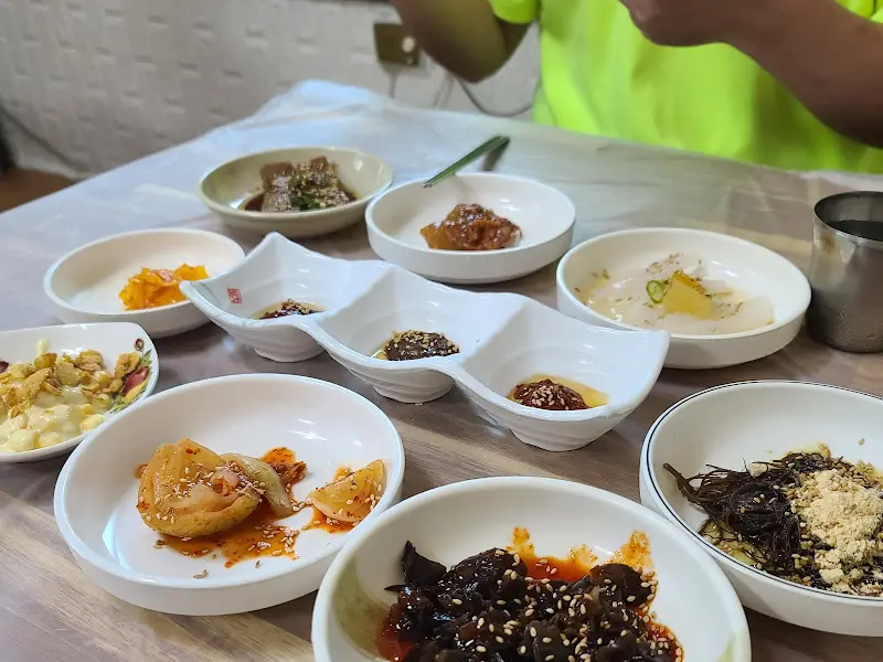 다양한 밑반찬 구성