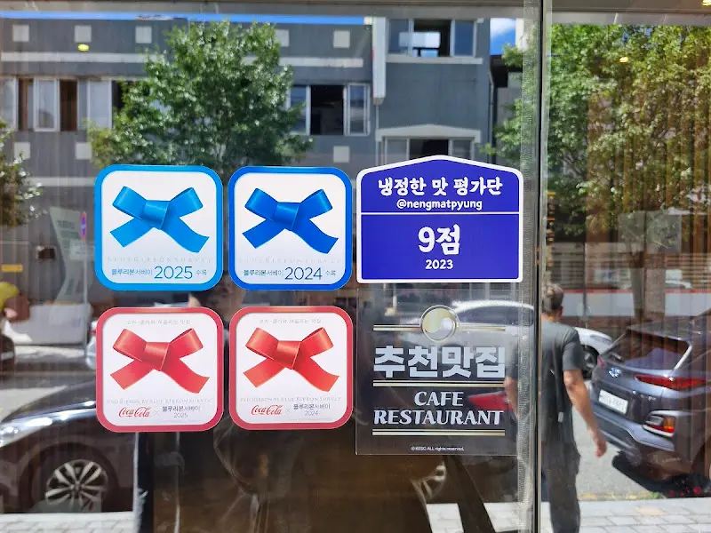 식당 입구에 붙어있는 맛집 선정 스티커