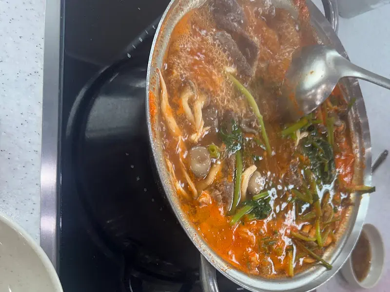 보글보글 끓는 샤브 버섯칼국수