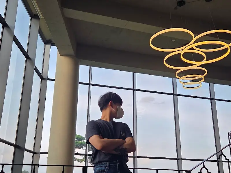 해어름 카페 내부, 통유리창과 독특한 조명이 인상적이다.