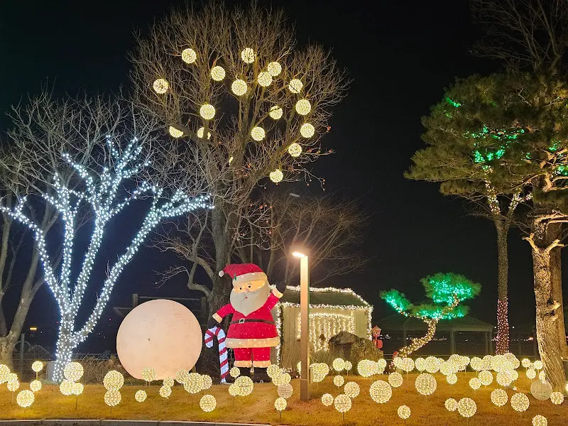 해어름 정원의 야경, 화려한 조명이 낭만적인 분위기를 연출한다.