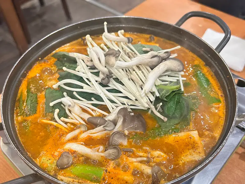 감자탕 뚝배기에 담겨 보글보글 끓고 있는 모습