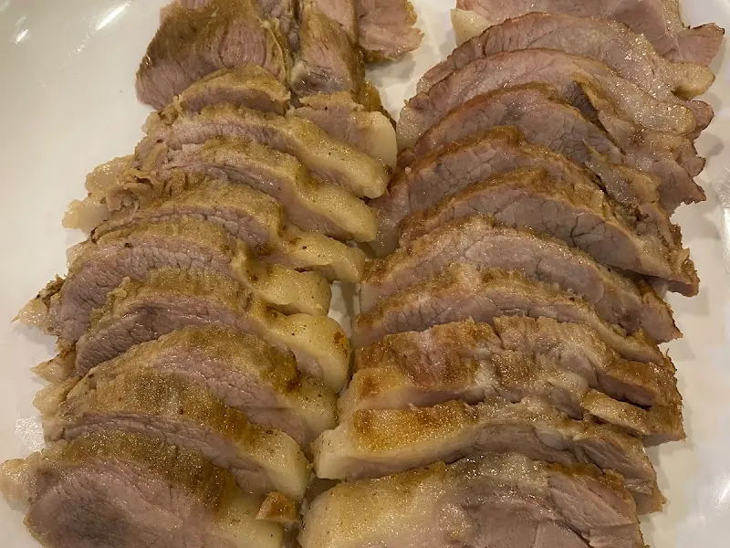 윤기가 흐르는 촉촉한 수육 클로즈업