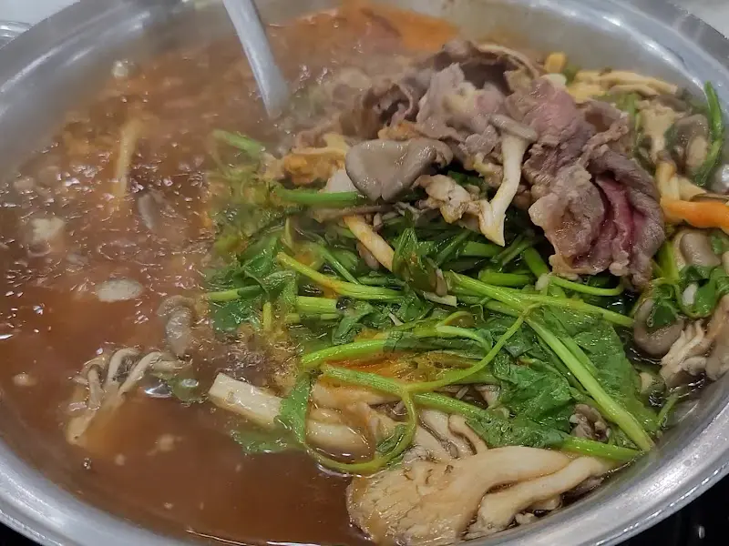 샤브샤브와 칼국수를 동시에 즐길 수 있는 봉덕칼국수