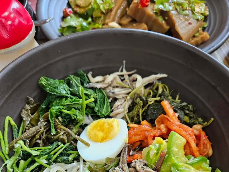 다채로운 색감의 산채비빔밥 클로즈업