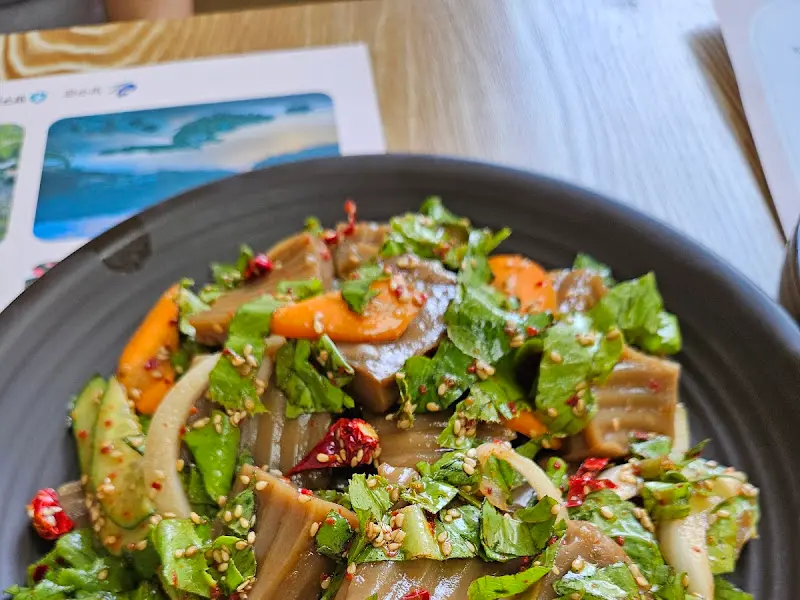 싱싱한 채소와 함께 버무려진 도토리묵