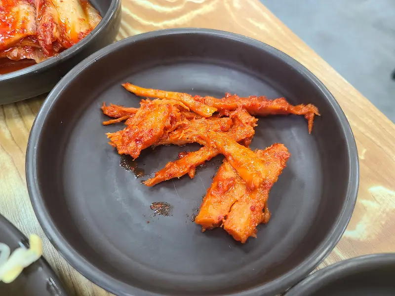 매콤한 양념이 돋보이는 더덕무침