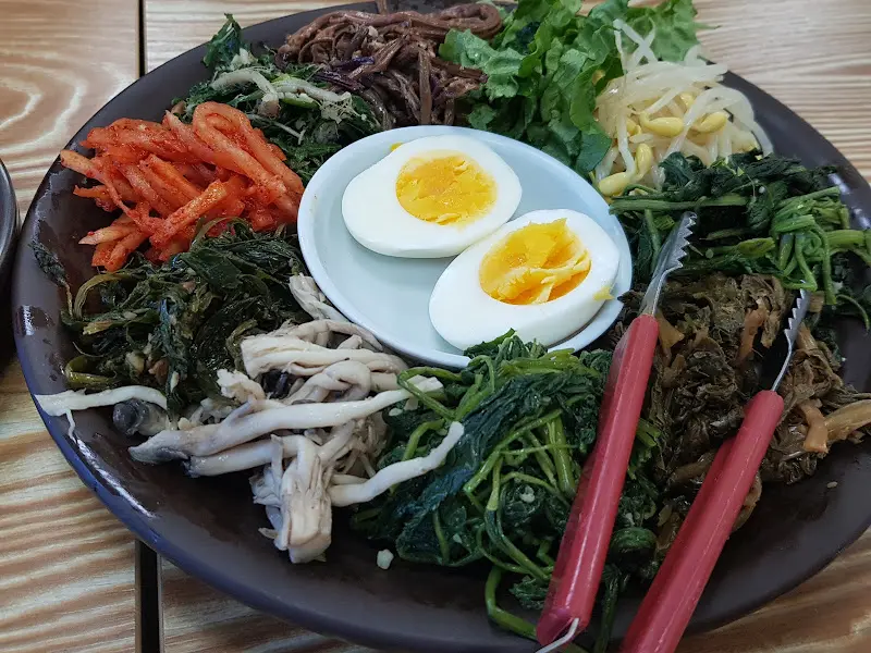 다양한 나물이 푸짐하게 담긴 산채비빔밥