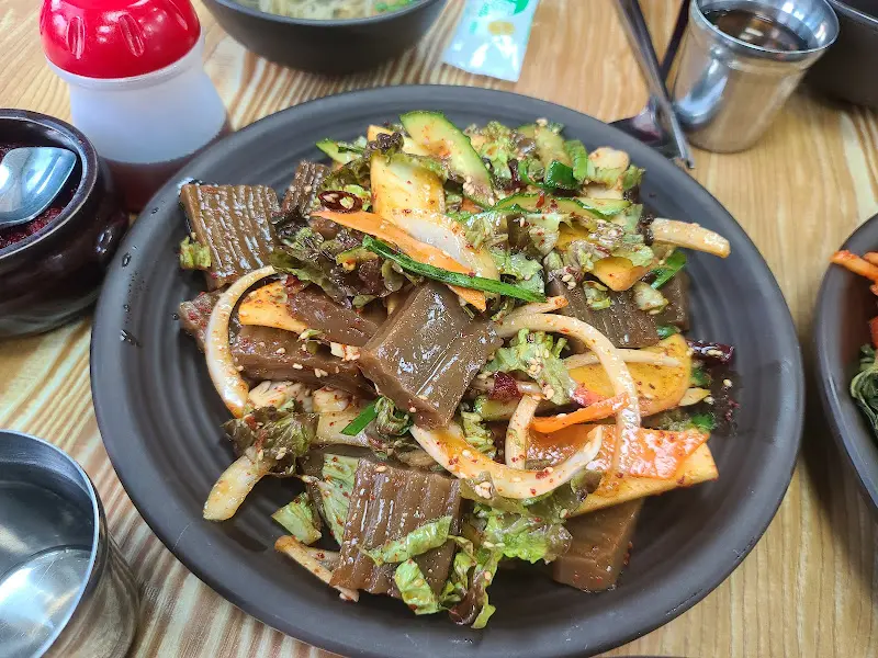 싱싱한 채소와 함께 버무려진 도토리묵