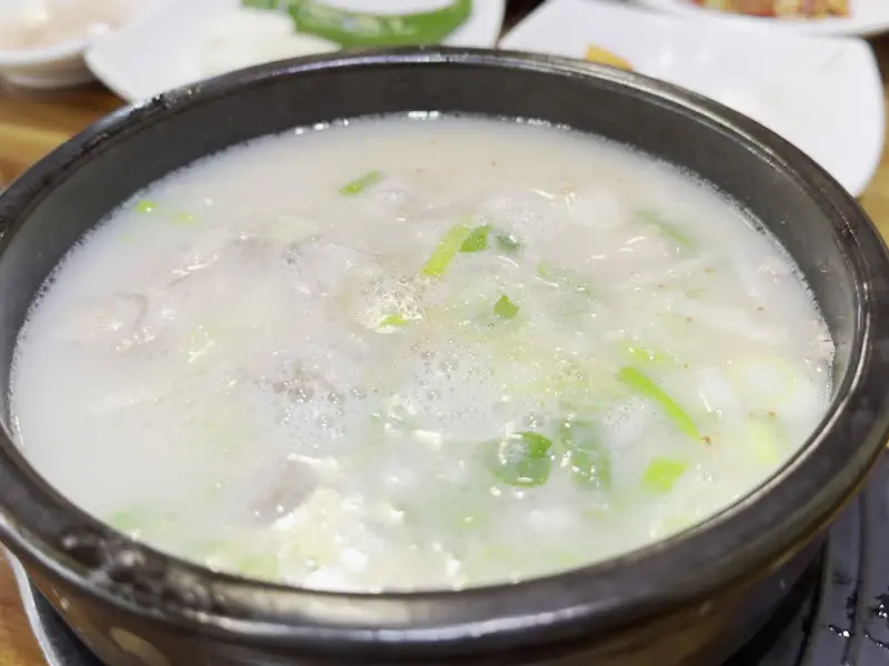 뽀얀 국물의 돼지국밥