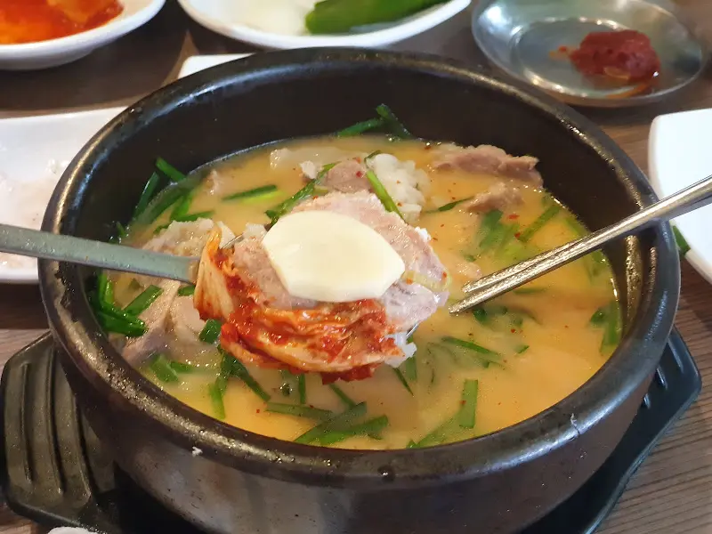 돼지국밥 근접샷