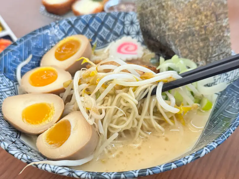 탱글탱글한 면발과 진한 국물이 조화로운 돈코츠 라멘