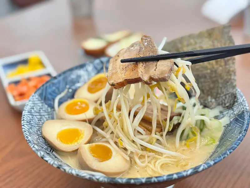 푸짐한 돈코츠 라멘 한 그릇