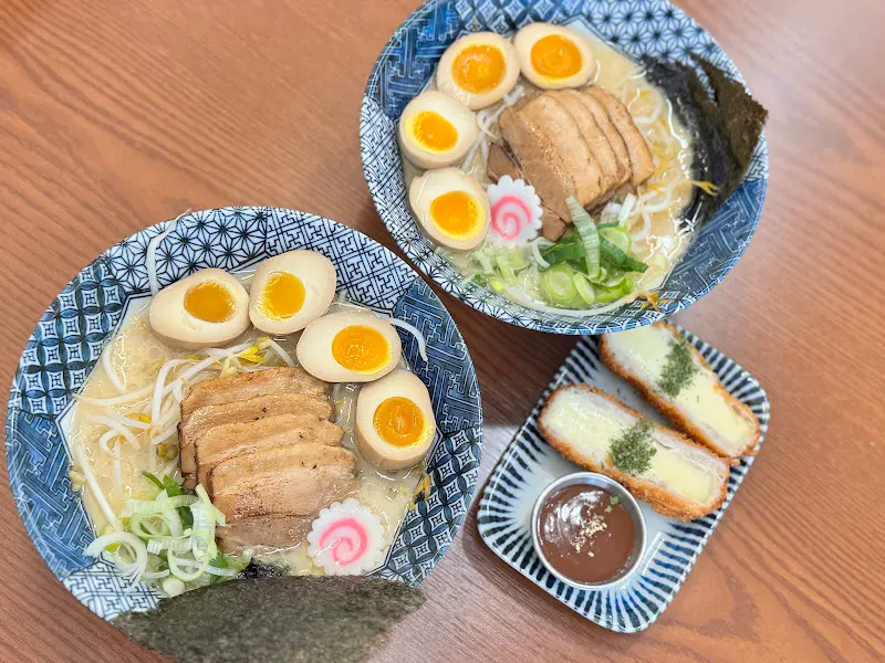 맛있는 라멘과 돈카츠 한 상 차림