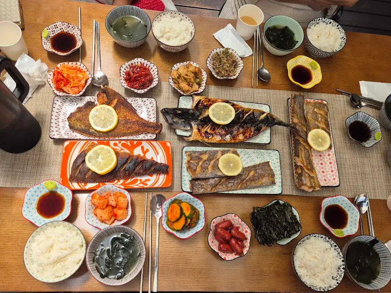 다양한 메뉴가 차려진 테이블