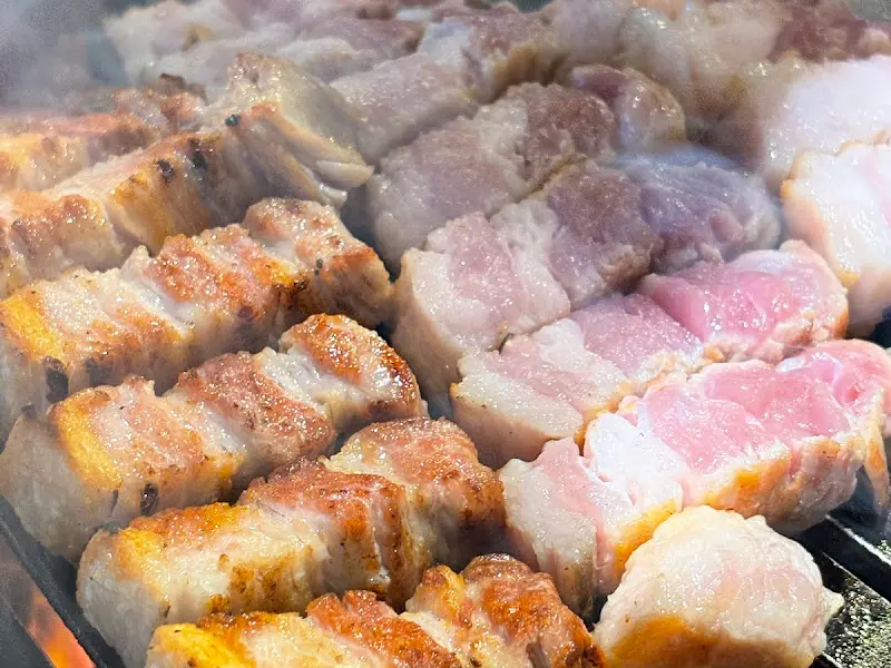 불판 위에서 익어가는 뼈탄 삼겹살