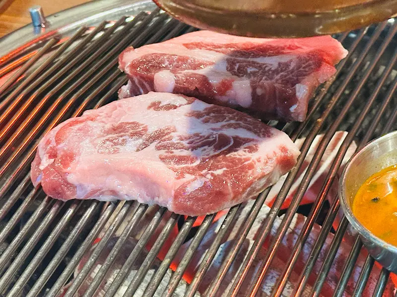 숯불 위에서 익어가는 꽃목살