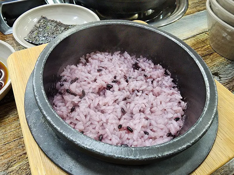 윤기가 흐르는 돌솥밥
